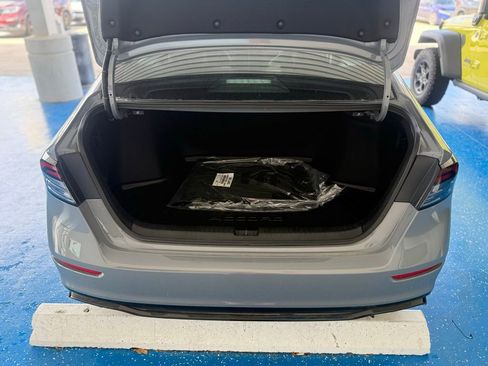 Used 2025 Honda Accord Sport image 12