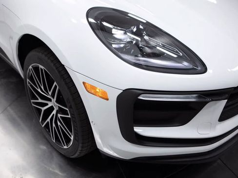 Certified 2025 Porsche Macan image 12