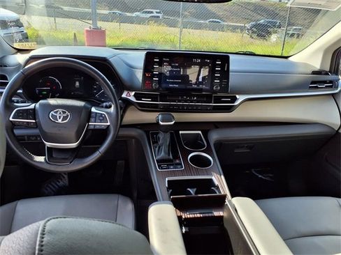 Used 2024 Toyota Sienna XLE image 9