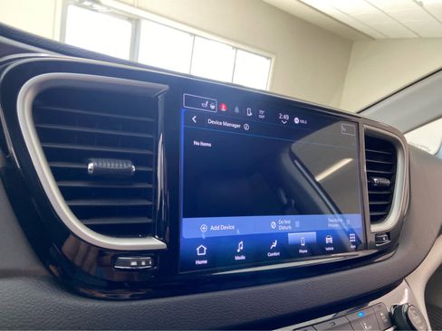Used 2024 Chrysler Pacifica Touring-L FWD image 30