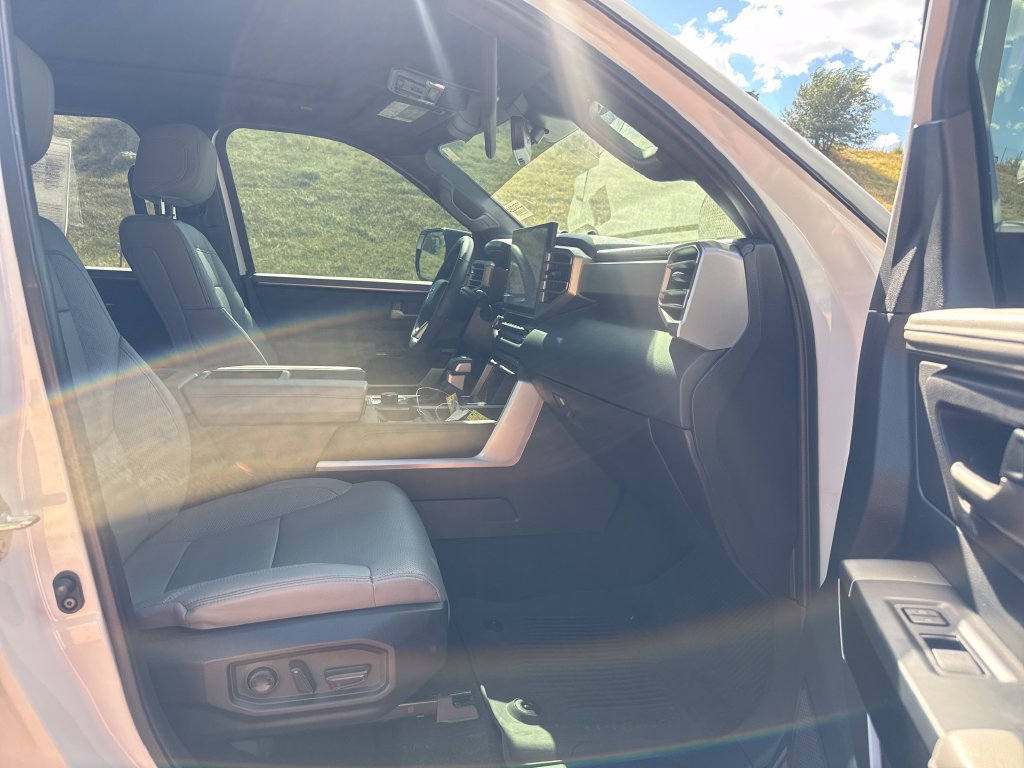 Used 2025 Toyota Tundra Limited AWD/4WD image 27