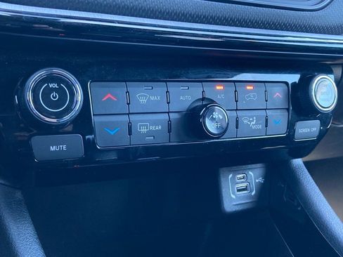 Used 2025 Jeep Compass Trailhawk image 24