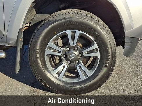 Used 2019 Toyota Tacoma TRD Sport image 10