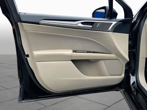 Used 2017 Ford Fusion SE FWD image 21