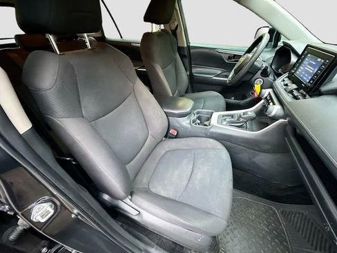 Used 2020 Toyota RAV4 LE image 28