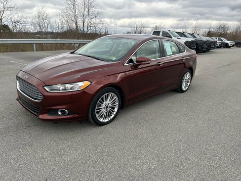 Used 2016 Ford Fusion SE w/ Equipment Group 202A image 2