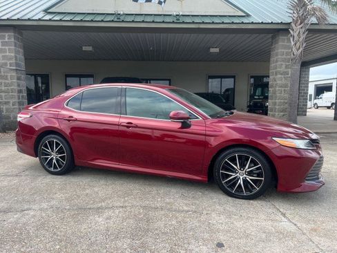 Used 2018 Toyota Camry XLE image 3