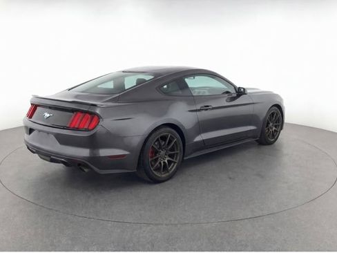 Used 2017 Ford Mustang Coupe RWD image 4