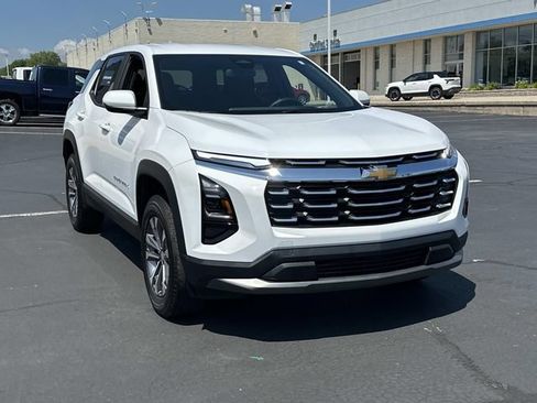 Used 2026 Chevrolet Equinox LT FWD image 2