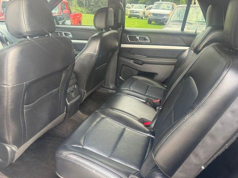 Used 2017 Ford Explorer XLT w/ Equipment Group 202A FWD image 28