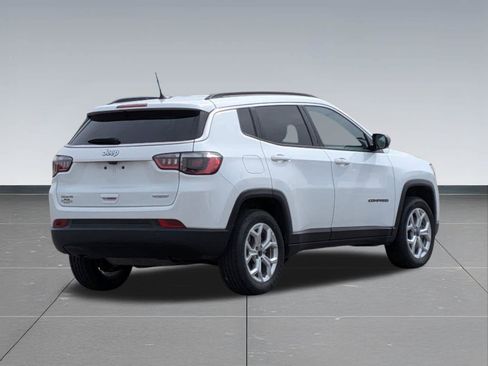Used 2025 Jeep Compass Latitude AWD/4WD image 5
