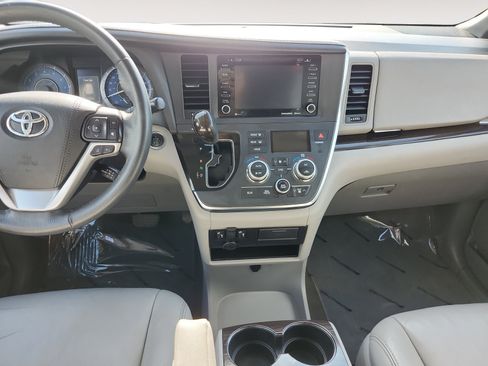 Used 2018 Toyota Sienna XLE w/ XLE Navigation Package AWD/4WD image 11