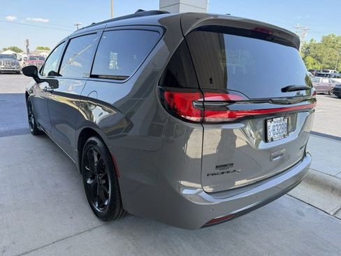 Used 2025 Chrysler Pacifica Limited FWD image 3