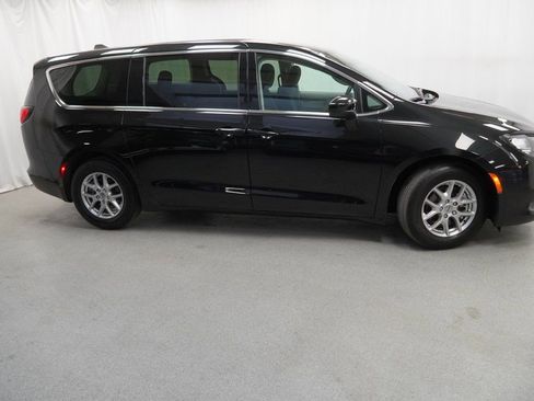 Used 2023 Chrysler Voyager LX image 10