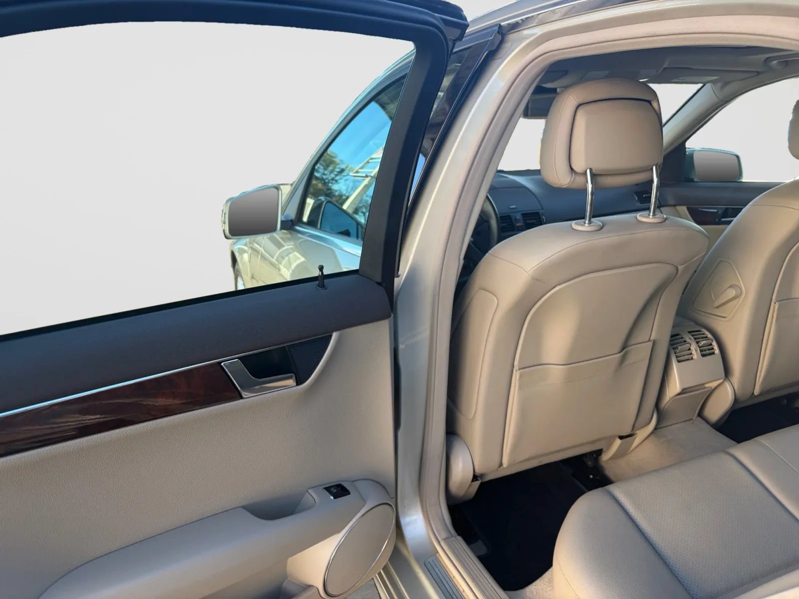 Used 2010 Mercedes-Benz C 300 Sedan image 14