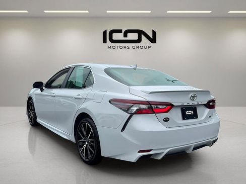 Used 2024 Toyota Camry SE image 3