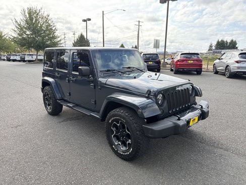 Used 2018 Jeep Wrangler Unlimited Sahara w/ Connectivity Group AWD/4WD image 3