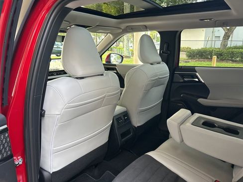 New 2025 Mitsubishi Outlander SE image 37