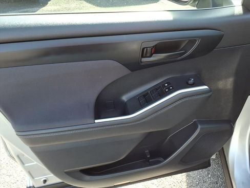 Used 2023 Toyota Highlander L image 16