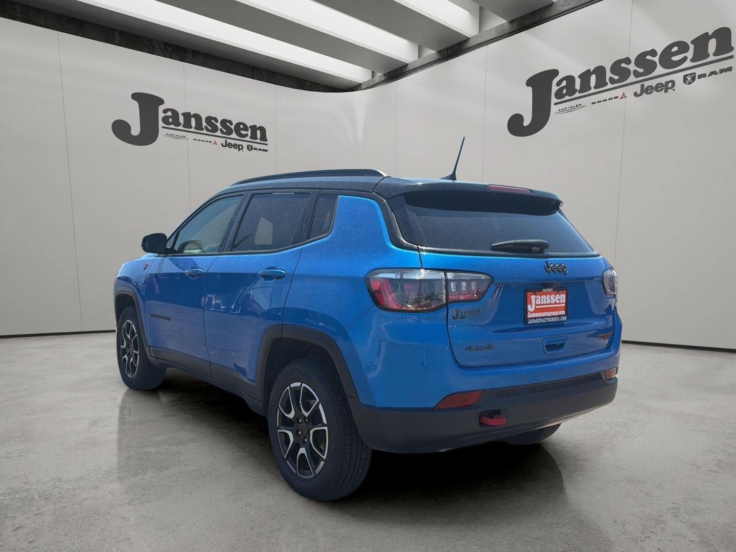 Used 2025 Jeep Compass Trailhawk AWD/4WD image 2