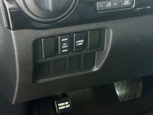 Used 2018 Nissan Titan SV w/ SV Convenience Package image 10