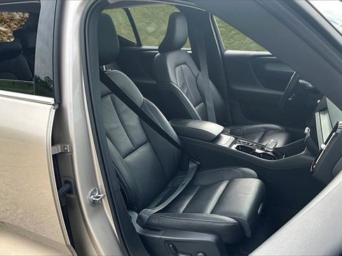 Used 2023 Volvo XC40 B5 Plus image 7