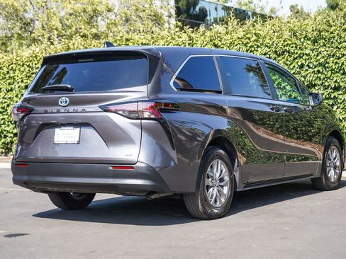 Used 2025 Toyota Sienna LE FWD image 6