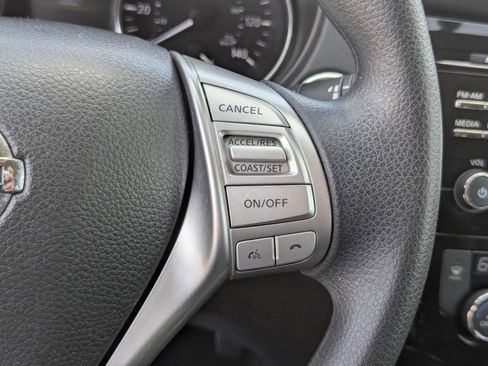 Used 2016 Nissan Rogue SV w/ SV Family Package FWD image 29