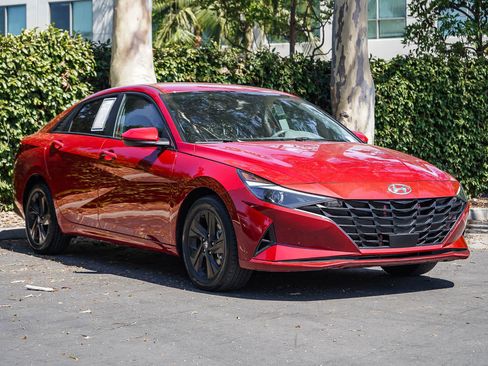Used 2022 Hyundai Elantra SEL w/ Convenience Package FWD image 3
