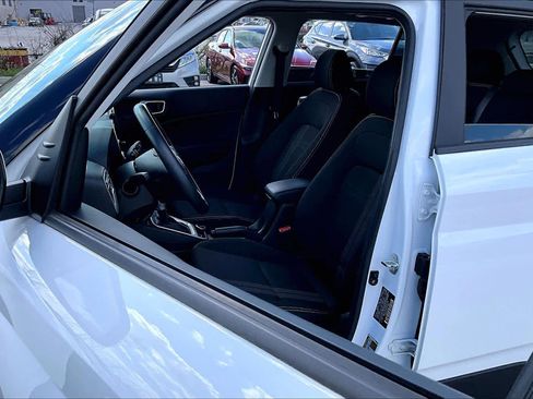 Used 2023 Hyundai Venue SEL image 8