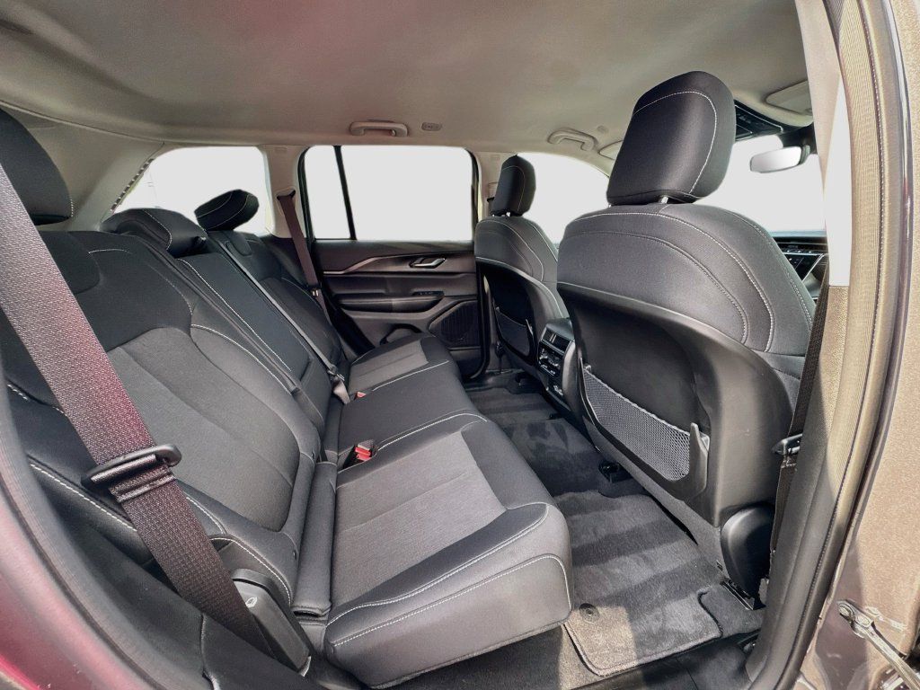 Used 2023 Jeep Grand Cherokee Laredo AWD/4WD image 33