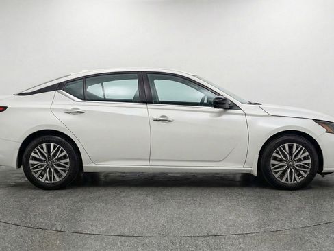 Used 2025 Nissan Altima 2.5 SV image 11
