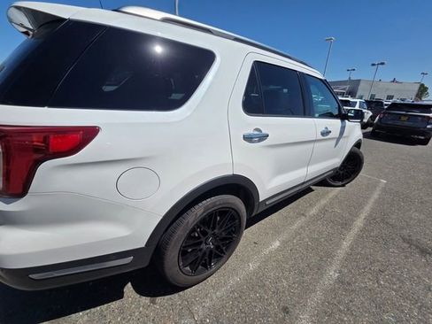 Used 2018 Ford Explorer Platinum AWD/4WD image 3
