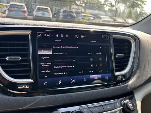 Used 2024 Chrysler Pacifica Touring-L FWD image 17