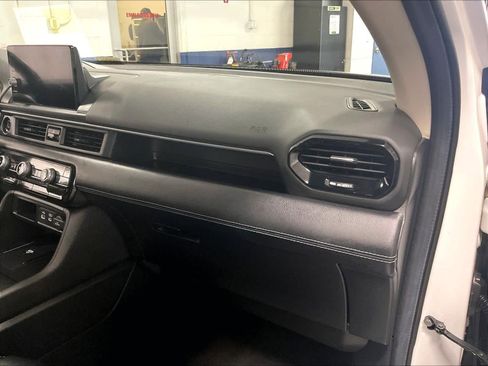 Used 2024 Honda Pilot Touring image 13