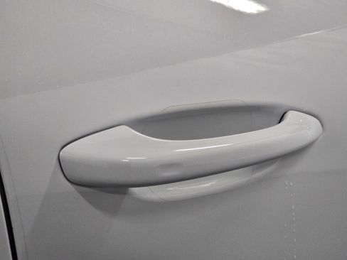 Certified 2025 Porsche Macan image 31