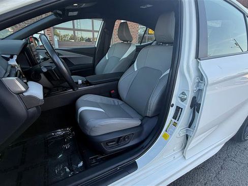 Used 2025 Toyota Camry SE w/ Convenience Package FWD image 30