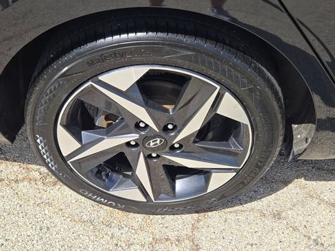 Used 2022 Hyundai Elantra Limited w/ Cargo Package FWD image 9