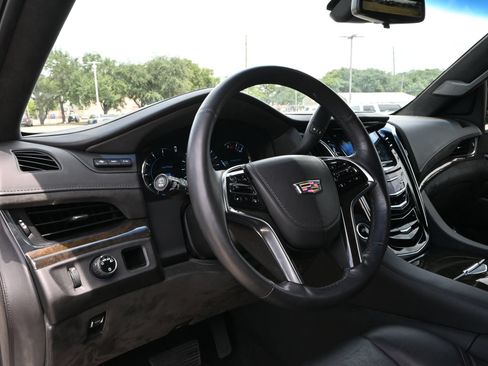 Used 2017 Cadillac Escalade Platinum RWD image 18