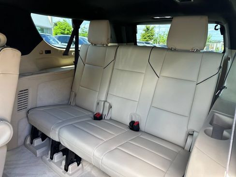 Used 2023 Cadillac Escalade ESV Premium Luxury w/ Performance Package AWD/4WD image 36