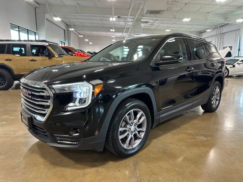Used 2023 GMC Terrain SLT AWD/4WD image 3