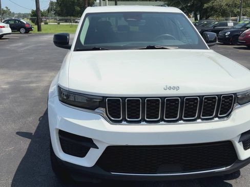 Used 2023 Jeep Grand Cherokee Laredo RWD image 3