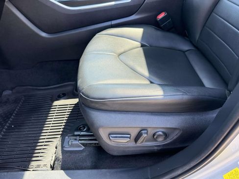 Used 2021 Toyota Highlander XLE AWD/4WD image 17