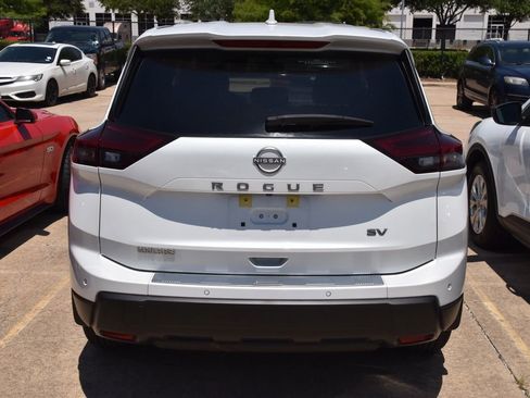 Used 2024 Nissan Rogue SV FWD image 7