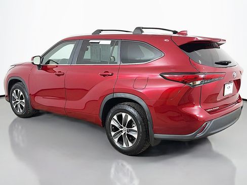 Used 2023 Toyota Highlander XLE AWD/4WD image 12
