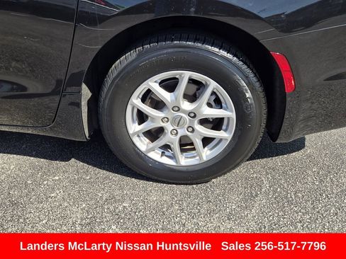 Used 2023 Chrysler Pacifica Touring-L FWD image 12