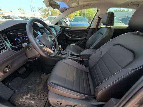 Used 2023 Volkswagen Jetta SE image 2