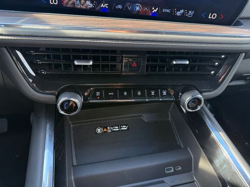 Used 2025 Chevrolet Suburban Premier AWD/4WD image 13