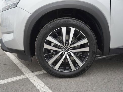 Used 2023 Nissan Pathfinder Platinum image 11