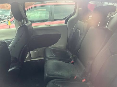 Used 2019 Chrysler Pacifica Touring-L FWD image 5
